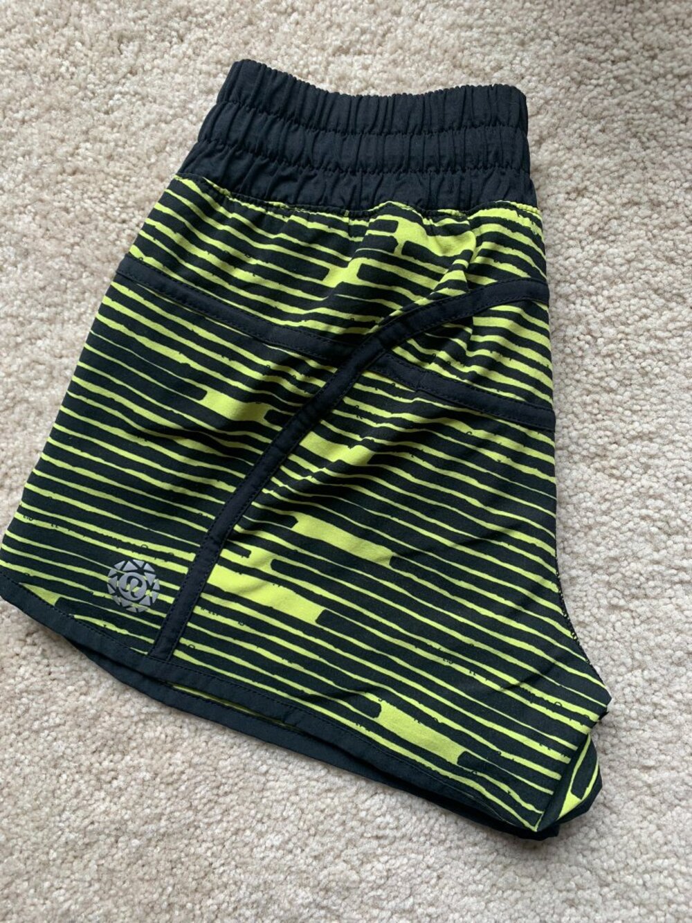 Lululemon Women's Tracker Short II, 2016 Seawheeze Blacked Out, size 4 EUC